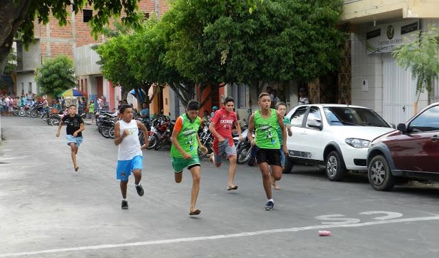 Jovens em corrida nas ruas de Tarrafas Ceará.