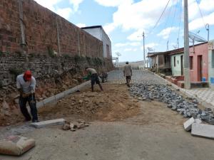  Pessoas trabalhando em pavimentação da Rua Pedro Mariano em Tarrafas.