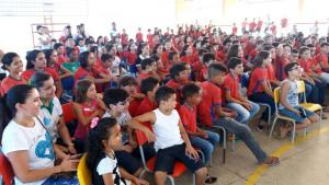 Vários alunos sentados na Escola Emília Ferreira do município de Tarrafas